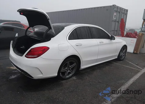 2015 Mercedes-Benz C 300 Sport z USA, uszkodzony, nr VIN 55SWF4JB1FU056988